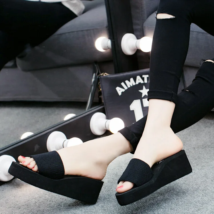 Женские летние пляжные шлепанцы на плоской подошве танкетке для отдыха