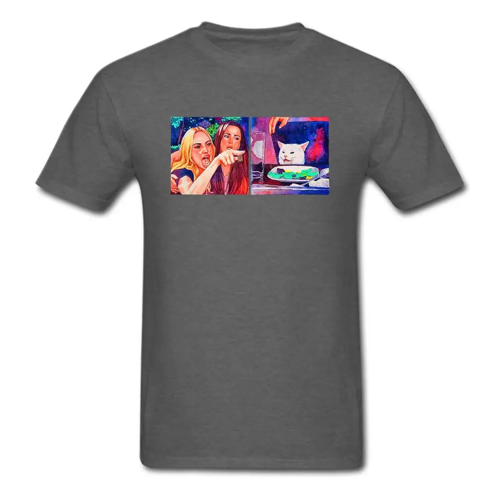 Уродливая злитая женщина кричащая при спутанном Коте на обеденном столе