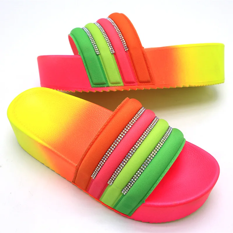 

Tie Dye Lady Slippers Rainbow Rhinestone Diamond Slides Women Beach Sandal Indoor Outdoor Slides Slippers for Women