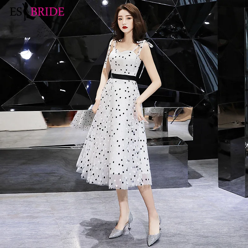 Черное коктейльное платье в горошек с глубоким круглым вырезом без рукавов