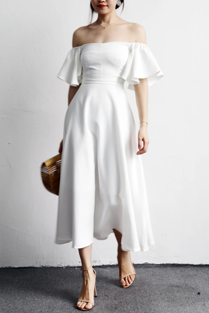 Женское облегающее платье с широким рукавом открытыми плечами и поясом