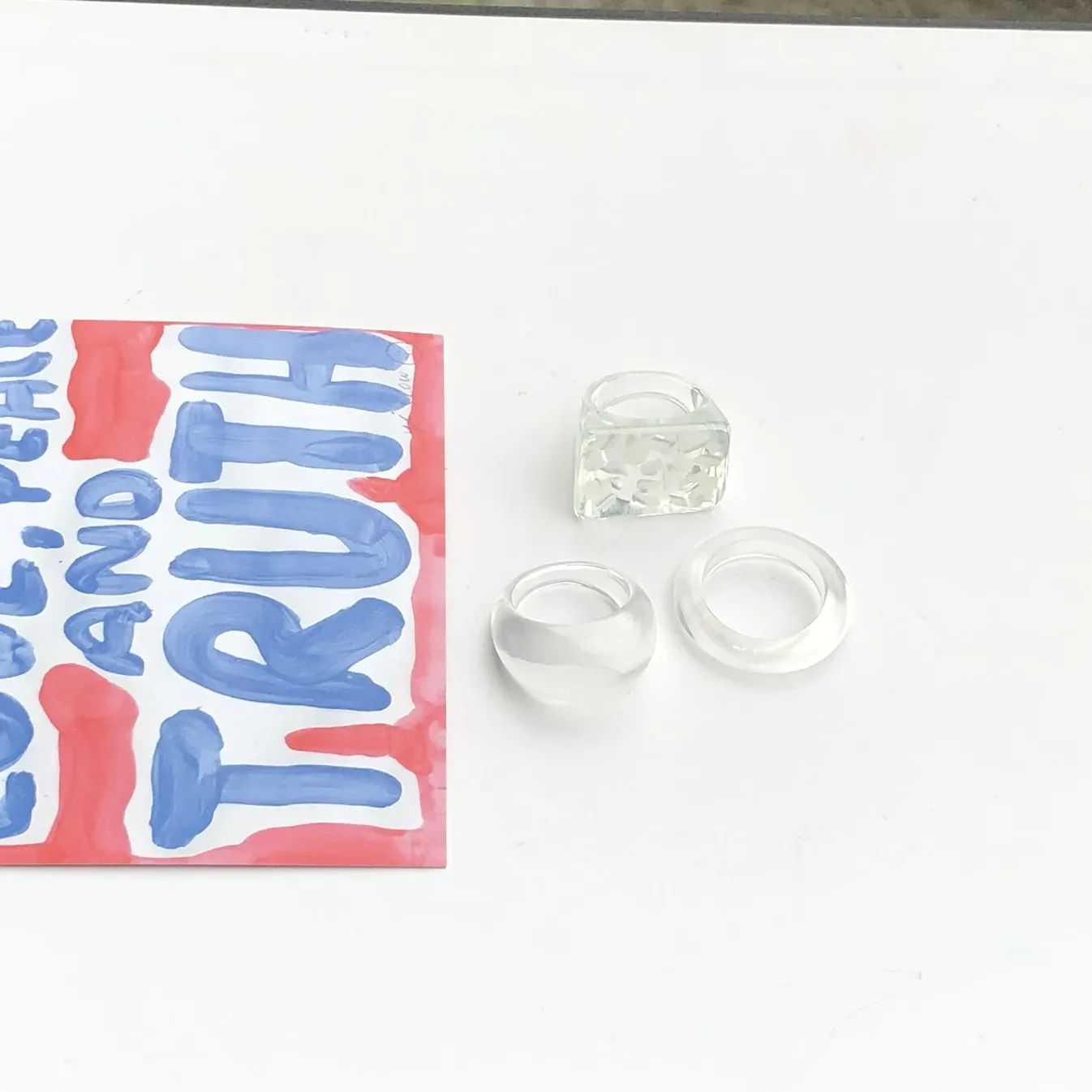 Комплект колец из прозрачного акрилового каучука с синими геометрическими