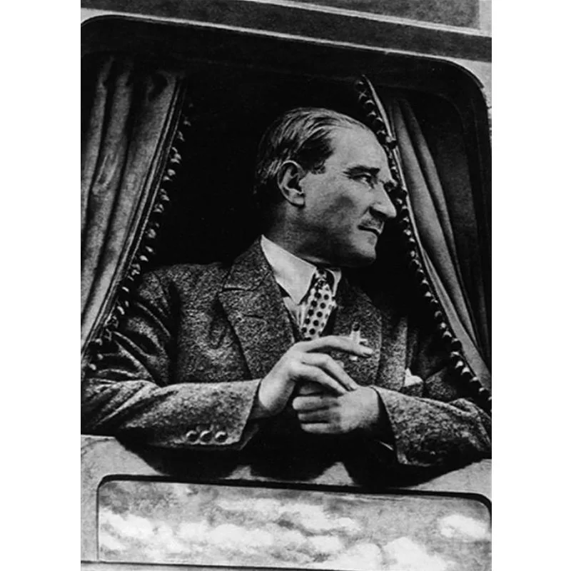 

Ataturk Off The Train While Looking Canvas Print 50x70 cm