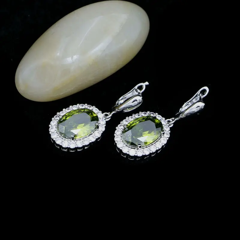 Модные серьги из серебра 925 пробы с оливковым зелёным камнем и белым кристаллом