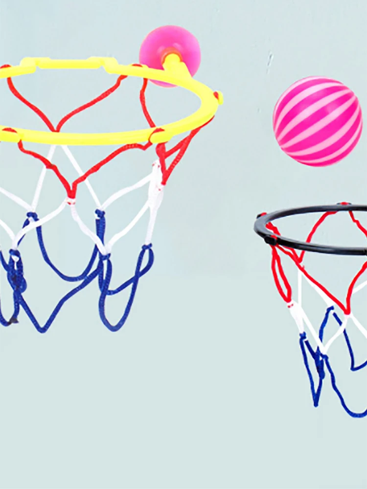 Набор для игр в ванной "Бросай в корзину" для малышей с 2 мини-баскетбольными мячиками и случайным душем.