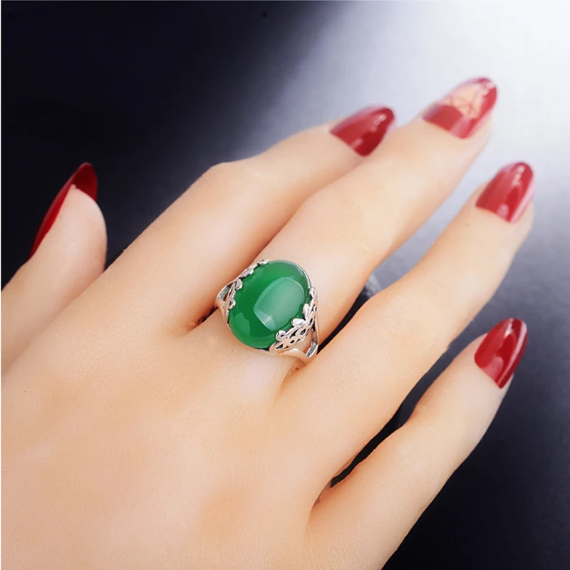 Женское кольцо из зеленого нефрита с халцедоном серебряное красным гранатом в