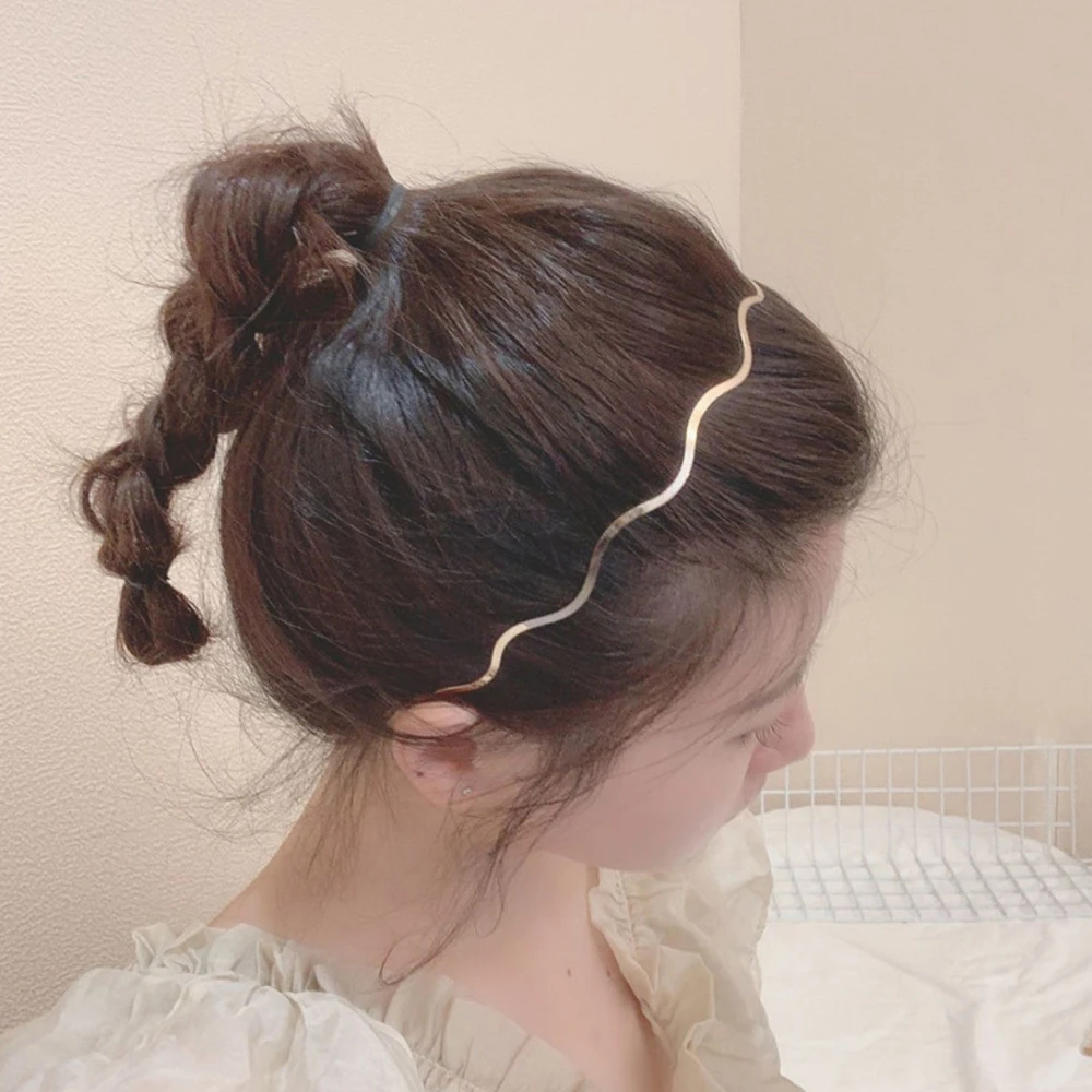 

Fashion Simple Metal Wave Invisible Headband Gold Thin Hair Hoop for Women Girls Wild Headwear Hair Styling Tool