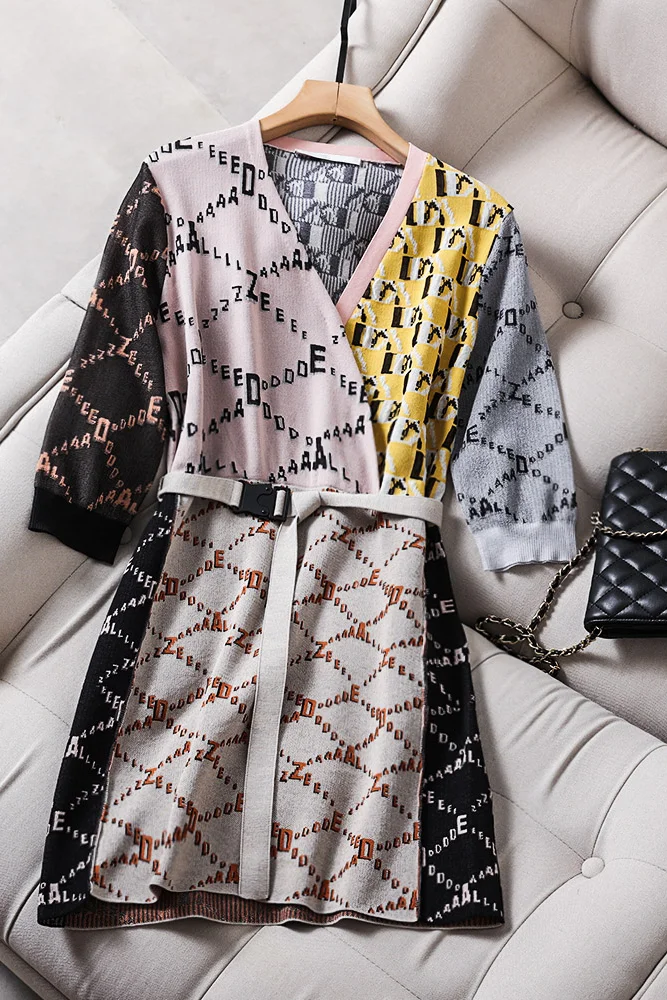 

Da'en chengdi suqiu's new close waist thin letter jacquard V-neck knitted dress 2c3e606