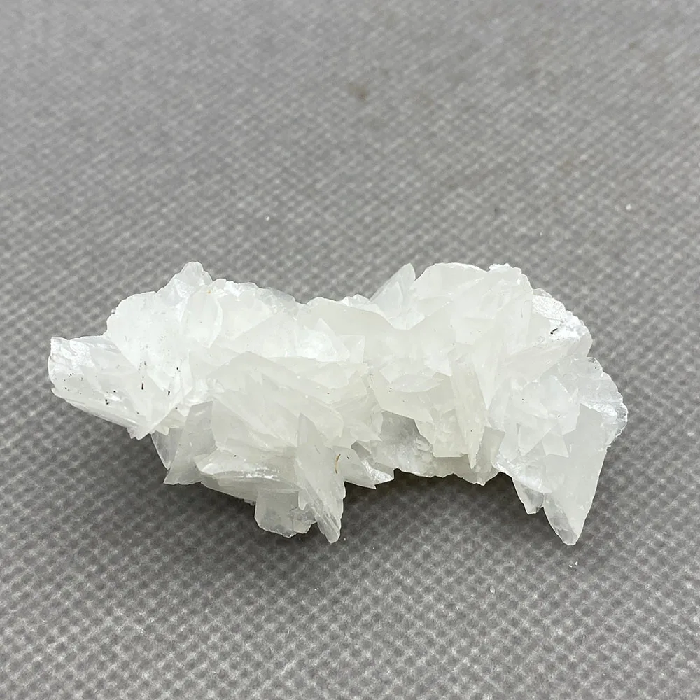 

Natural white flake calcite coexists with green fluorite, which is very beautiful