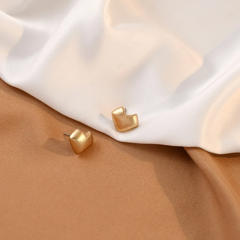 

2021 New Style Earrings for Women Girl Ear Studs Fashion Design Lovely Heart Luxury Female Charm Brief Jewelry Lover Gift