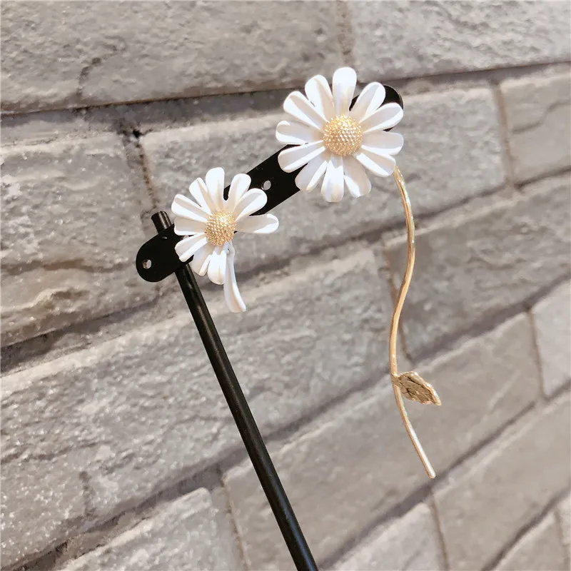 Женские серьги гвоздики с цветком ромашки простые в форме растения блестящей