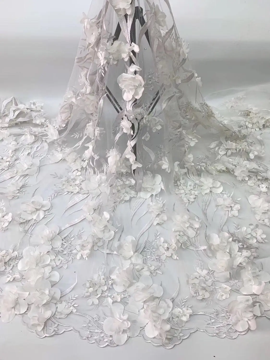 Белая кружевная ткань с объемными бусинами 2019 Высококачественная сетчатая