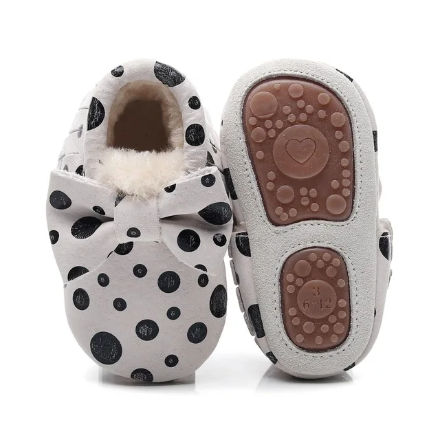 white dots Зимняя новая стильная обувь на меху; обувь из натуральной кожи для маленьких девочек; обувь ручной работы для малышей; обувь для первых шагов с твердой подошвой; детская замшевая обувь - Цвет: white dots