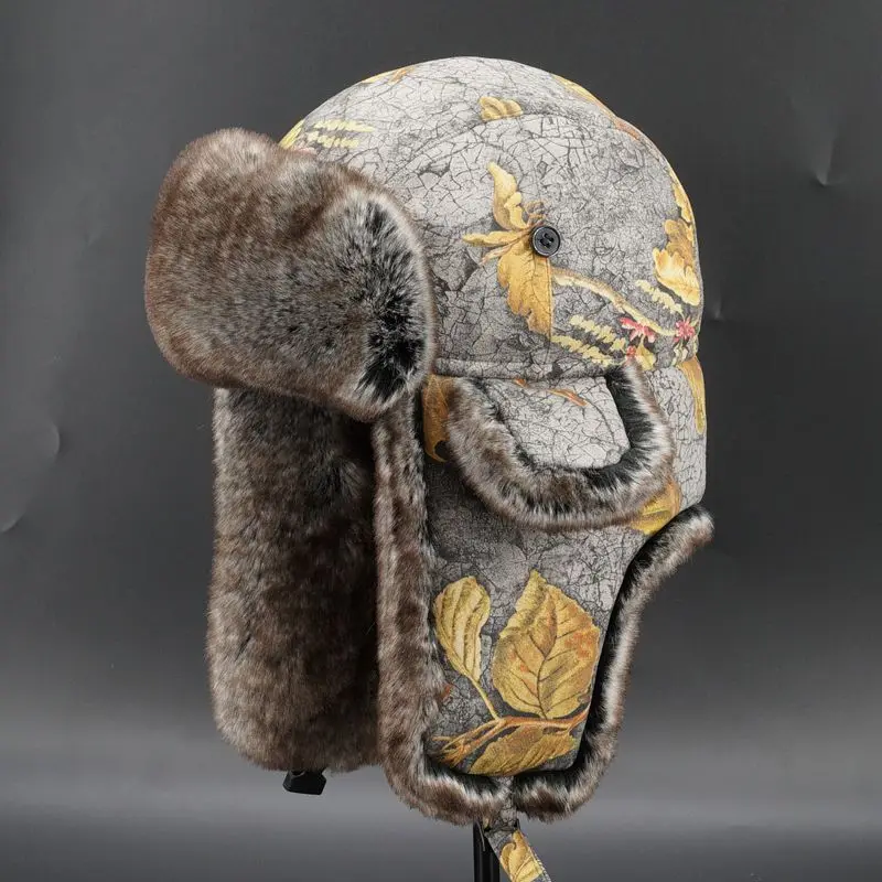 Камуфлированная замшевая шапка очень плотная и теплая с узором в виде листьев