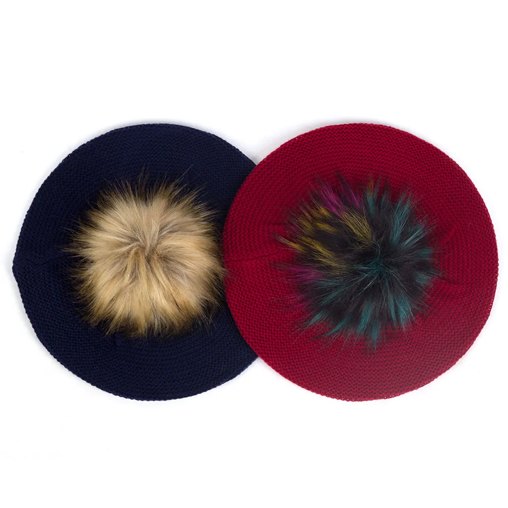 Женский вязаный берет с помпоном из искусственного меха однотонный