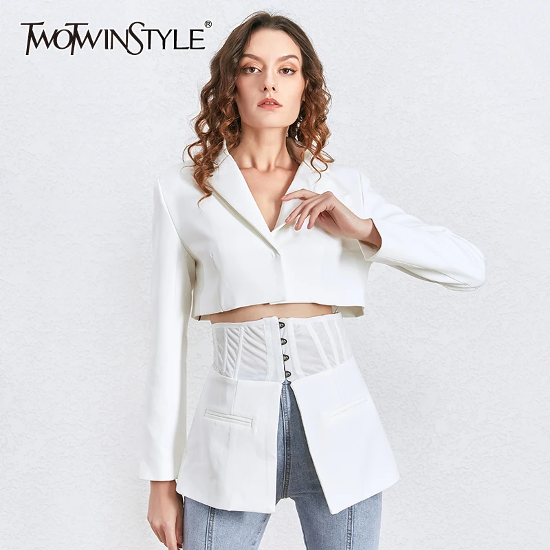 Женский блейзер с отворотами TWOTWINSTYLE белый приталенный костюм длинными рукавами