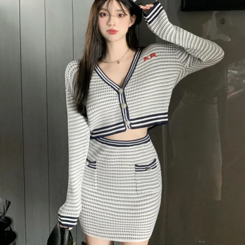 

Комплект из двух предметов, Повседневная футболка в Корейском стиле в полоску с V-образным вырезом, облегающая футболка с длинным рукавом и ...