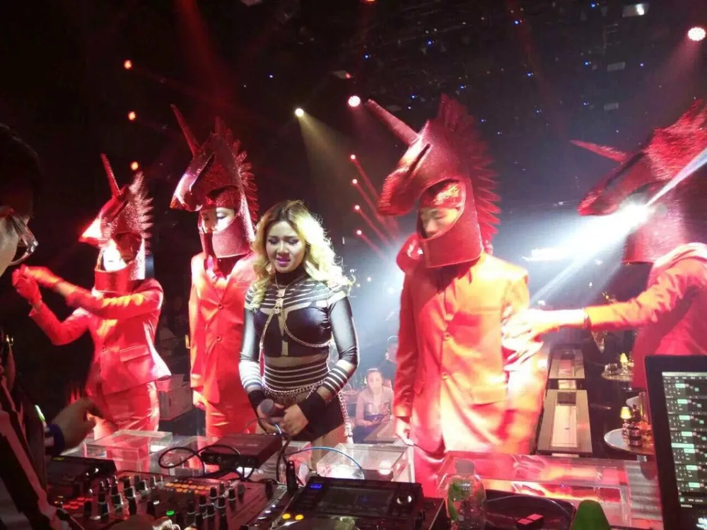 

Новое поступление, красный глянцевый кожаный головной убор с головой лошади, певец, DJ-костюм для гостей, костюм для косплея на Хэллоуин, красный костюм, одежда для сценических танцев