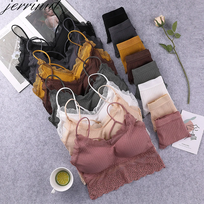 Комплект женского кружевного нижнего белья с бюстгальтером пуш-ап и трусиками |