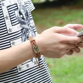 

Yiwu jewelry wholesale vintage woven leather bracelet alloy cowhide bracelet wholesale B01743