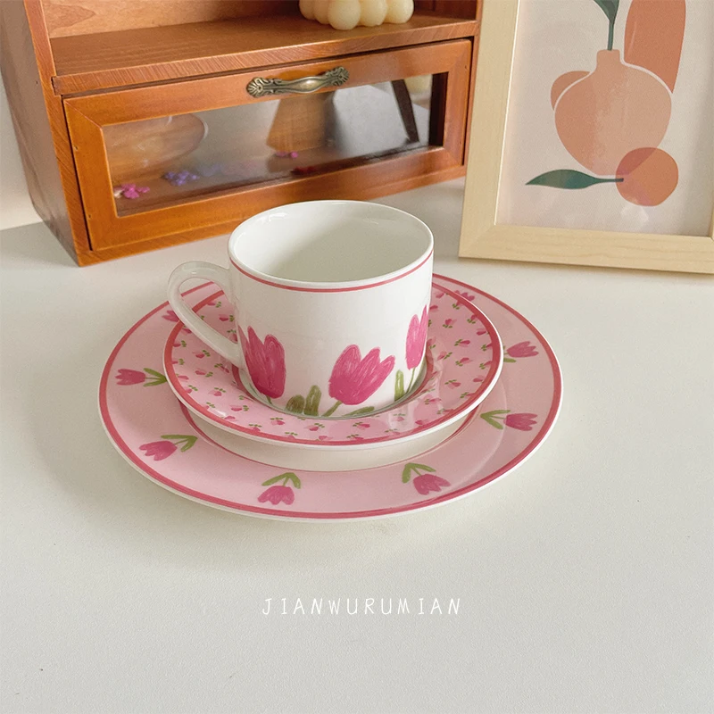 

Новинка 2021, набор из розовых керамических кофейных чашек в форме тюльпана, домашнее украшение, чашка для молока, чая, завтрака, блюдце, винта...