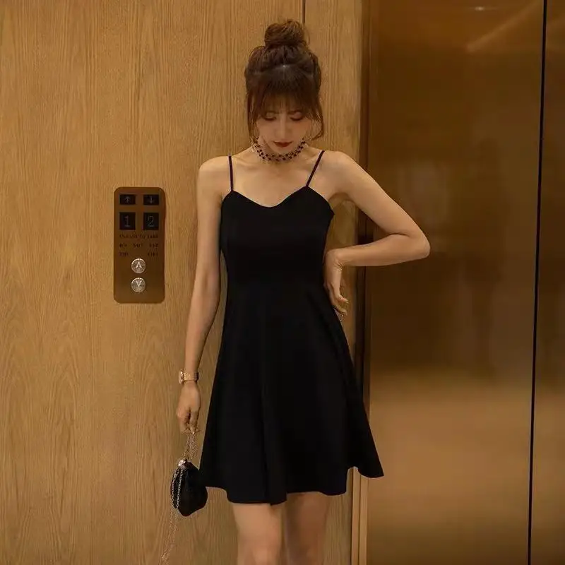

Black suspender skirt for women to wear inside and outside