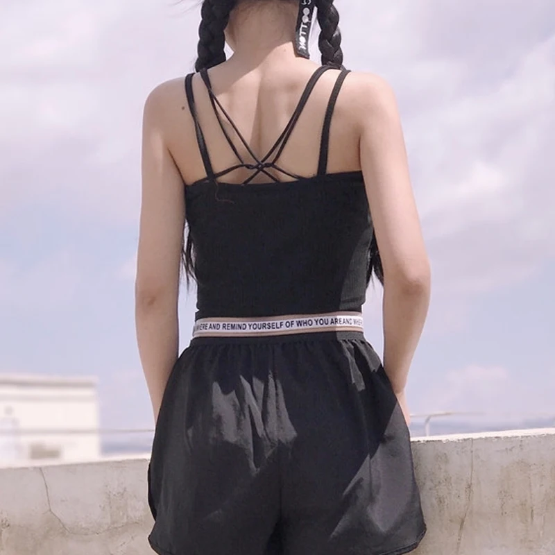 Женский трикотажный топ с лямкой на шее летний однотонный укороченный тонких