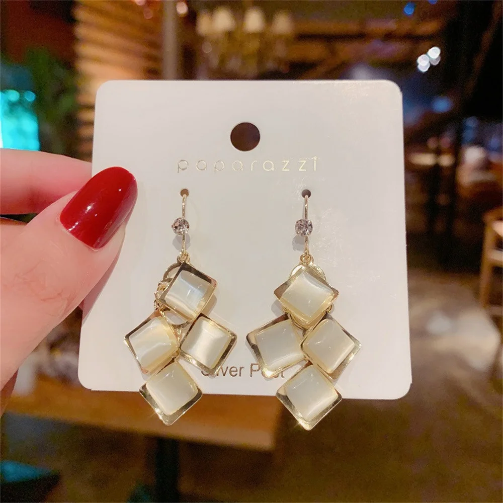 

Korean version of the new geometric temperament tassel earrings European and American exaggerated atmosphere diamond earrings