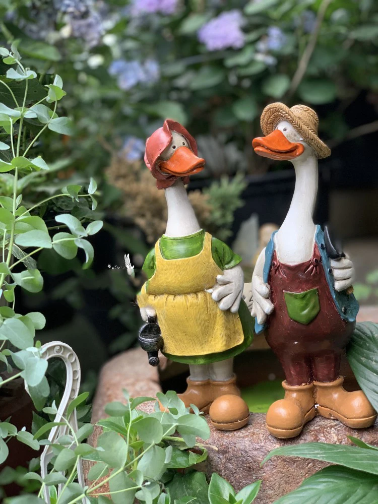 

American Outdoor Resin Cartoon Duck Couple Ornaments Garden Farm Accessories Crafts Courtyard Park Villa Figurines Decoration