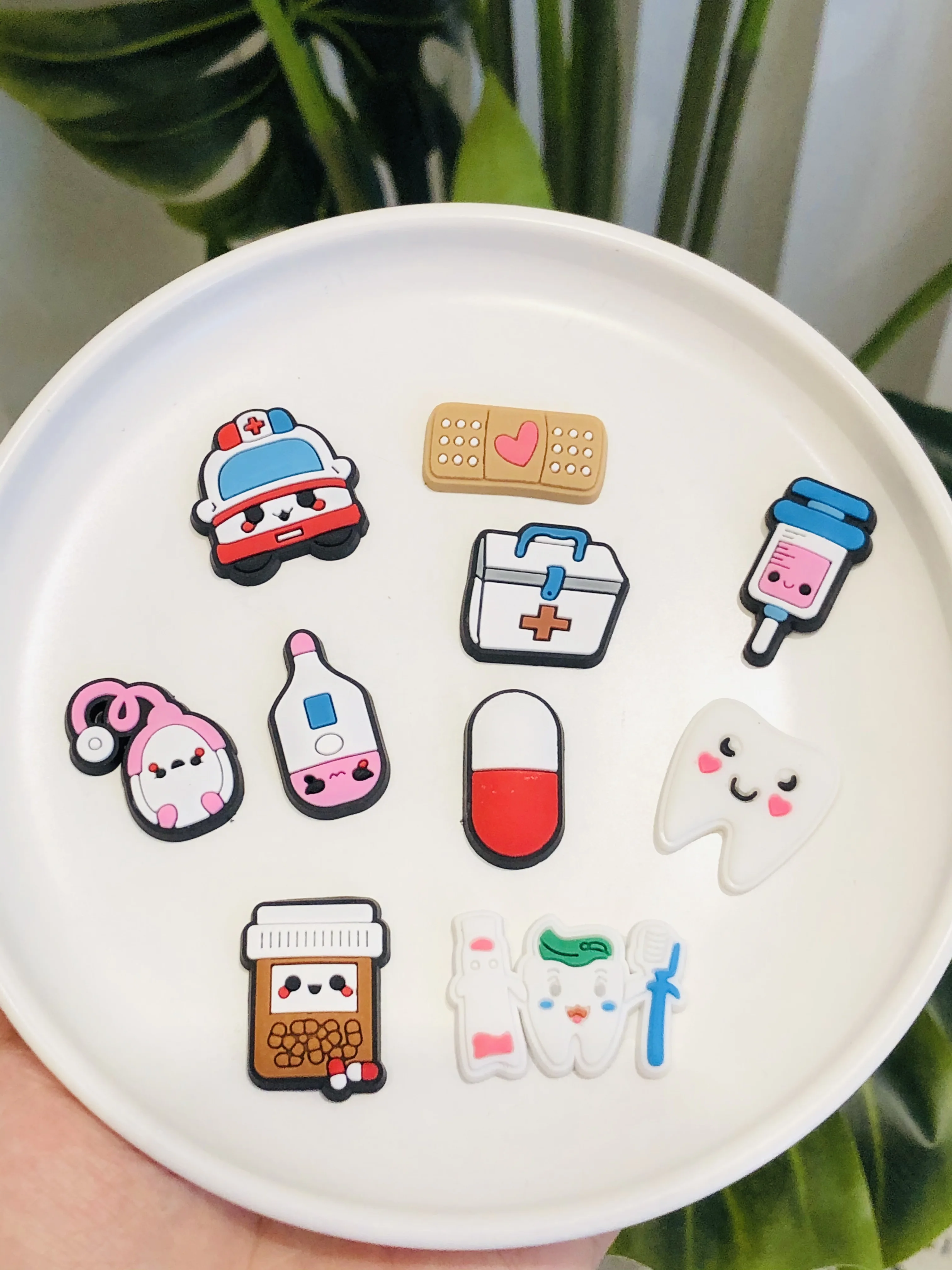 

Оптовая продажа, 100 шт., Микс игл, медицинский шкаф из ПВХ, ремесло, украшение с плоской спинкой, сделай сам, одежда, обувь, талисманы, украшения, подарки Вечерние