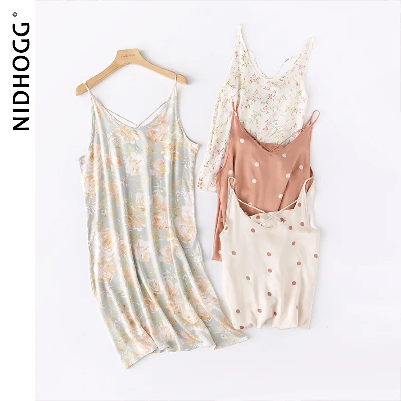 Женская ночная рубашка из вискозы и сатина на тонких бретелях без рукавов с