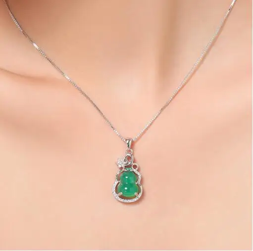 

Green chalcedony pendant simple temperament
