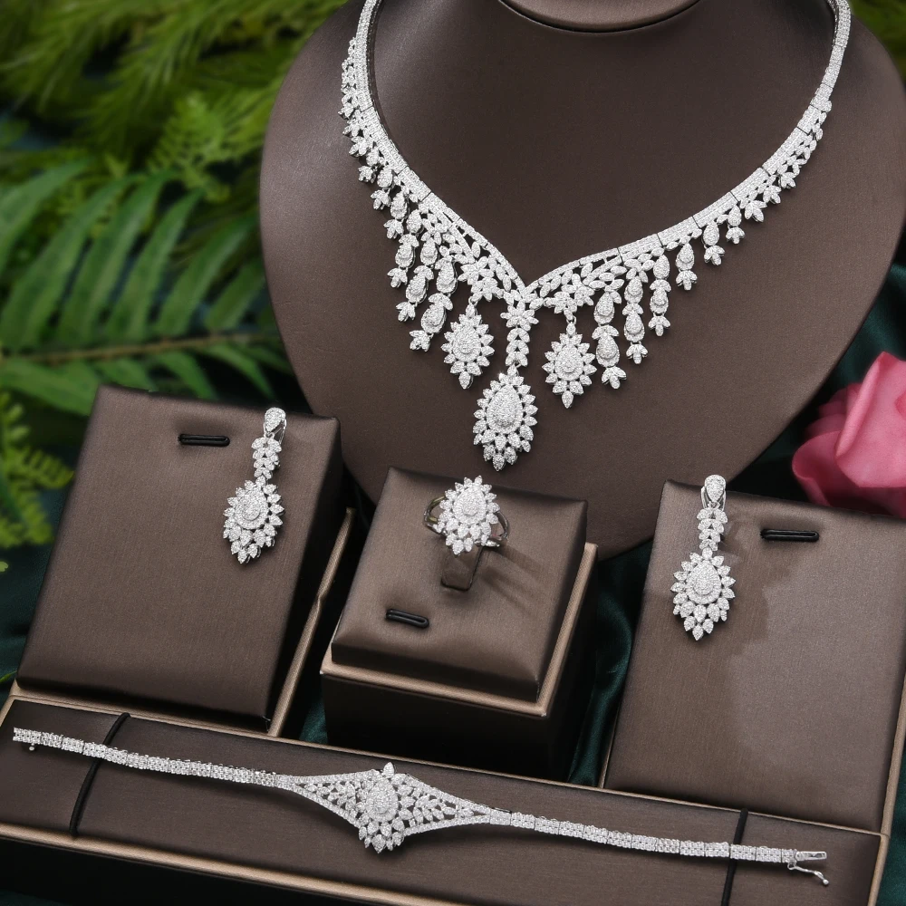 

Комплект из колье, серёг и кольца, с кисточкой