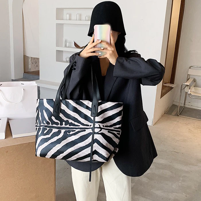 Сумка-мессенджер на плечо в черно-белую полоску вместительная Повседневная