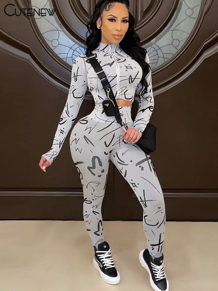 

Женский спортивный костюм с высоким воротником, укороченный топ на молнии и узкие брюки с высокой талией