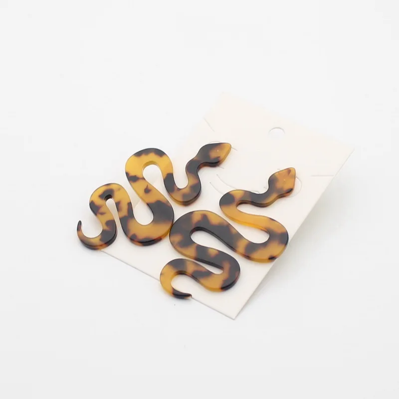 Женские акриловые серьги гвоздики со змеиным узором длинные из черепаховой