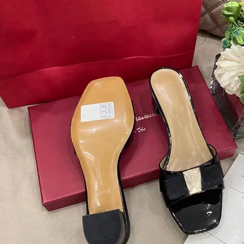 

2021 ladies'thick-heeled summer open-toed Black Sandals women's slippers fashion patent leather slippers