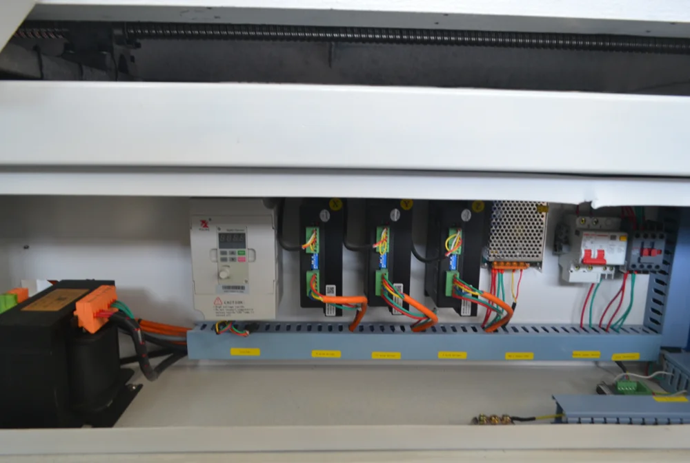 Китай 6090 ЧПУ маршрутизатор кВт Сертификация шпинделя квадратная направляющая