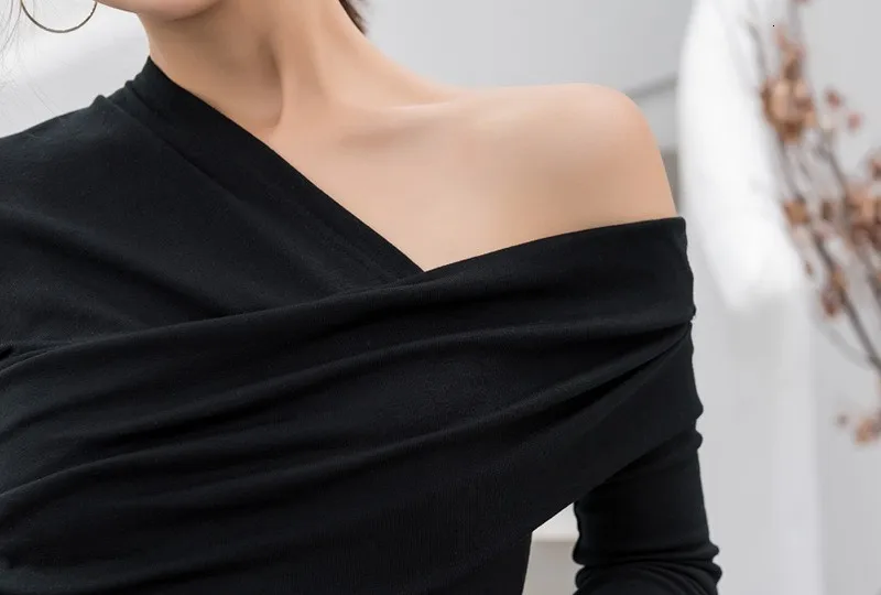 TWOTWINSTYLE, сексуальные асимметричные женские футболки с открытыми плечами, топы, женские тонкие модные черные футболки с длинным рукавом, осень