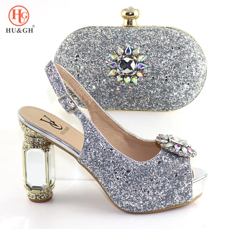 Новые небесно голубые итальянские туфли с сумочкой в комплекте украшенные