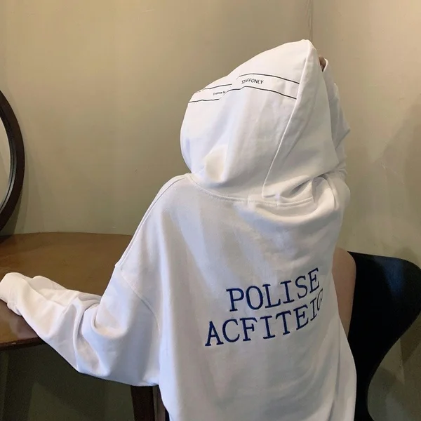 

Тонкий женский свитер с капюшоном и вышивкой