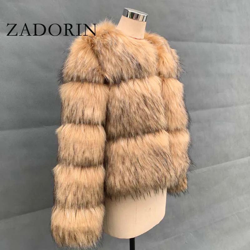 Фото Женская модная шуба ZADORIN из искусственного меха енота, роскошная короткая пушистая шуба из меха, женская зимняя плюшевая пушистая шуба для ж... №2