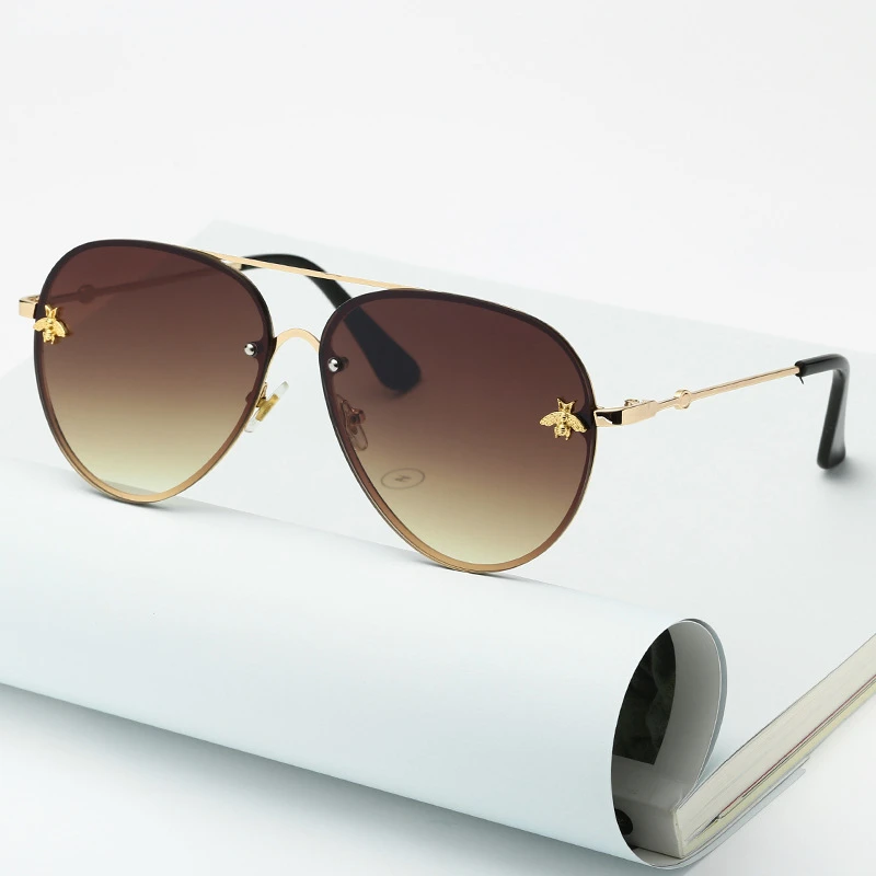 

Brand Design 2020 Fashion Women Small Bee Sunglasses Colourful Rivet Glasses Female Male Outdoor Traveling Eyeglasses UV400