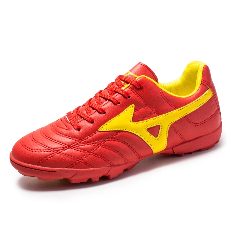 Популярная модель детских футбольных бутс «Турф» для мальчиков с креплением на шнурках.