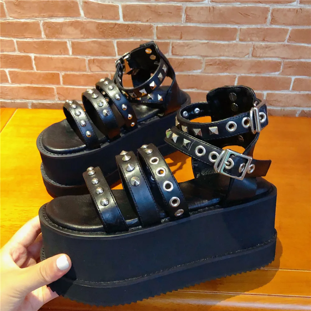

Сандалии в стиле панк, босоножки с ремешками и заклепками, на толстой танкетке, гладиаторы, обувь с открытым носком
