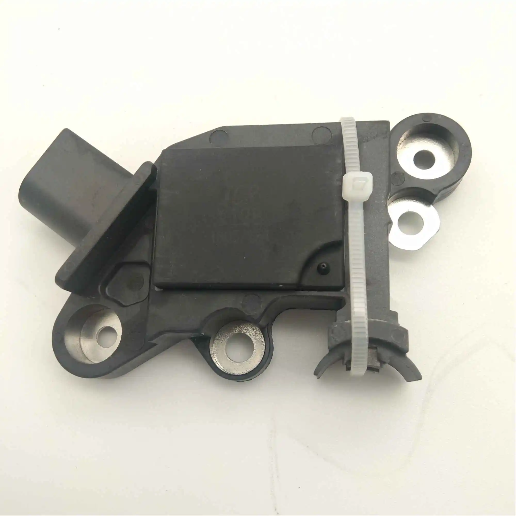 Регулятор генератора для FIAT OEM:0272220704, 1275105104, 1907107613, VR-B704, 04-121