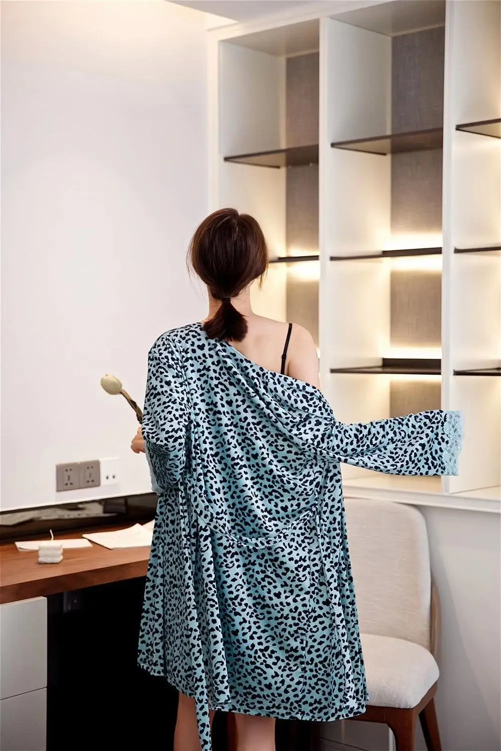 

2020 Women Warm Velvet Leopard Pyjamas Women Pajamas Set Nightwear Underwear Sets Sexy Velvet Lingerie Pajamas 2pcs Dress Robes