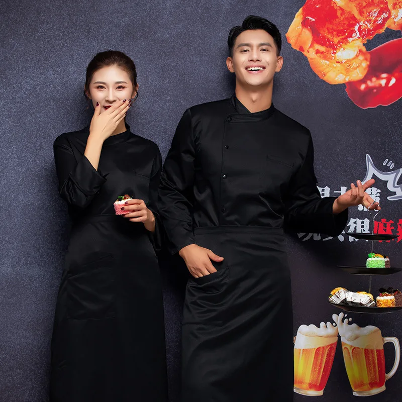 Гостиничный шеф-повар осень/зима на кухне отеля после выпечки с длинными