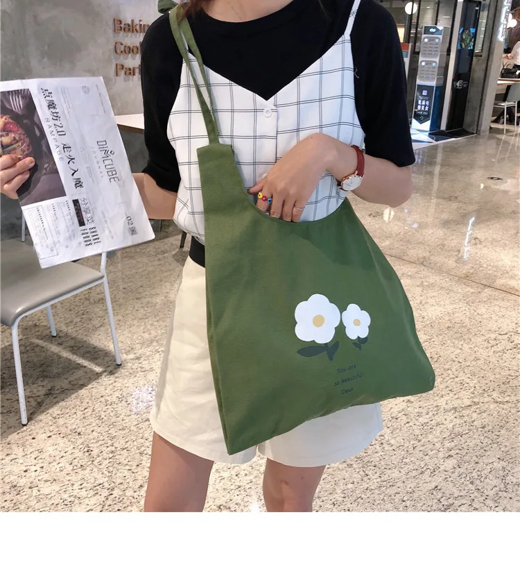 Женская холщовая сумка мессенджер с цветочным принтом однотонная зеленая