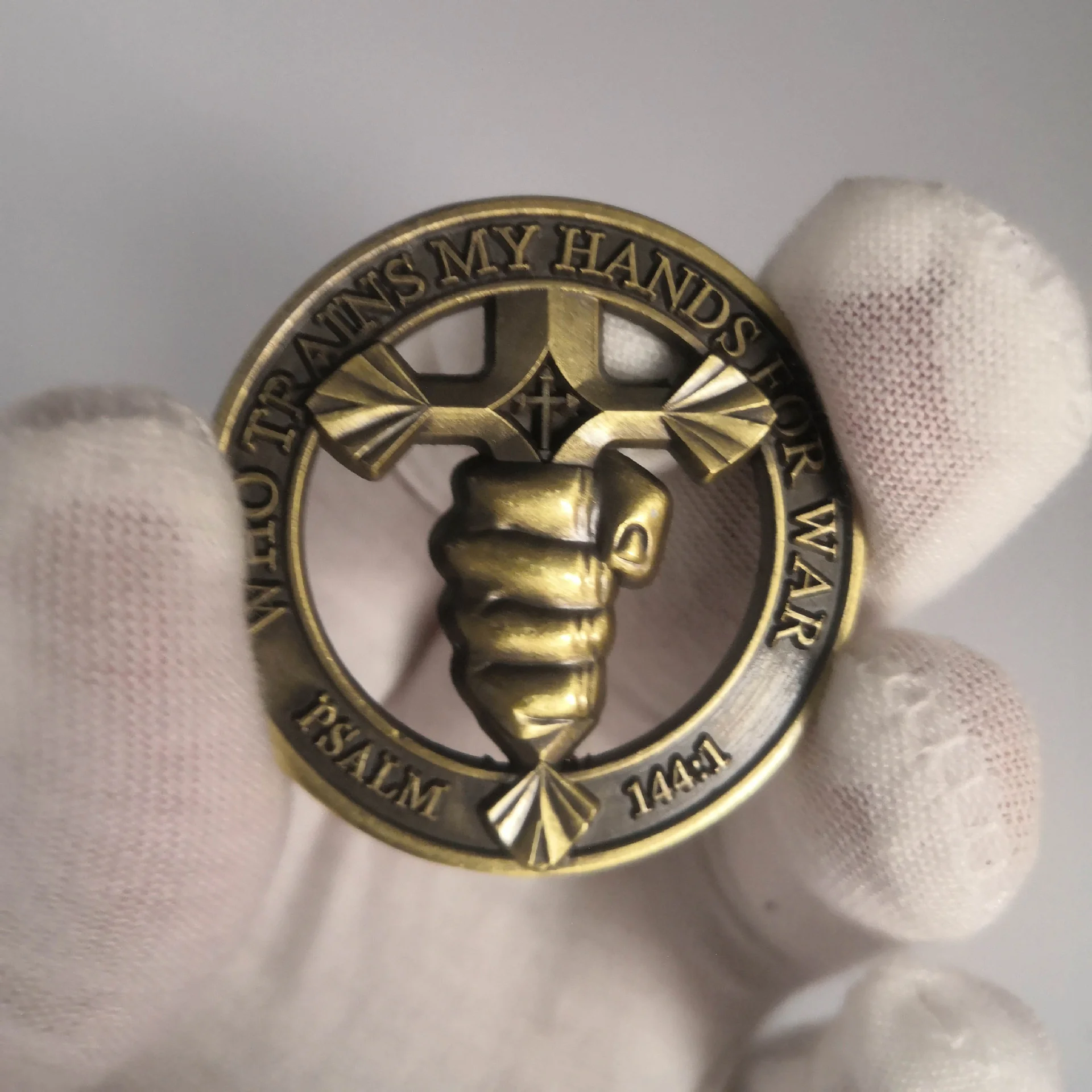 Религиозная медаль в память о Христе, святых и Библии, изготовленная из бронзы в виде полого кулака. Слова "Ancient Bronze Collection Lucky Medal on" не являются названием товара, а скорее описание его характеристик.